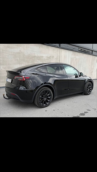 Tesla Model Y 25 of 30