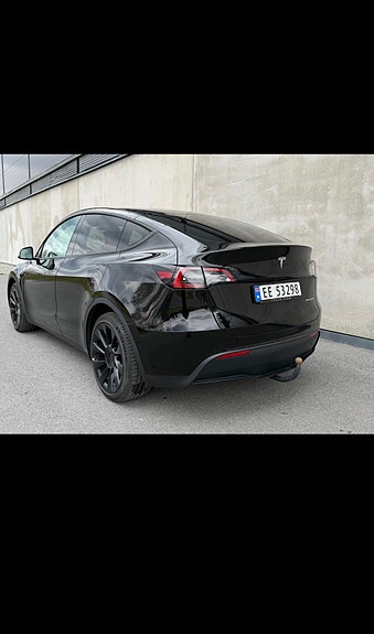 Tesla Model Y 14 of 30