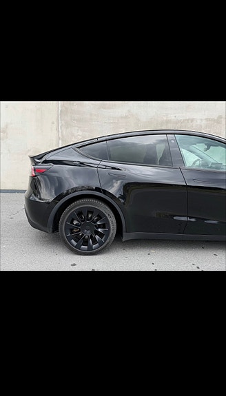 Tesla Model Y 28 of 30