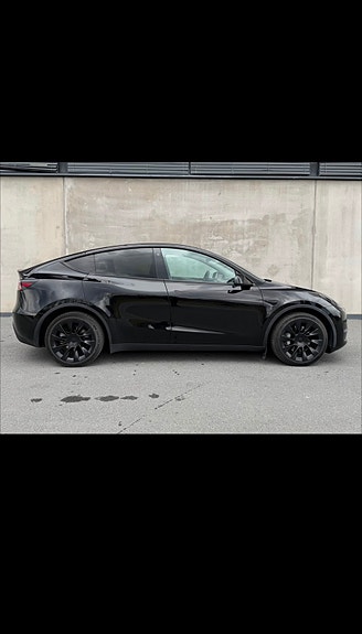 Tesla Model Y 27 of 30
