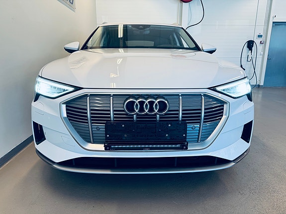 Audi e-tron 2 of 5
