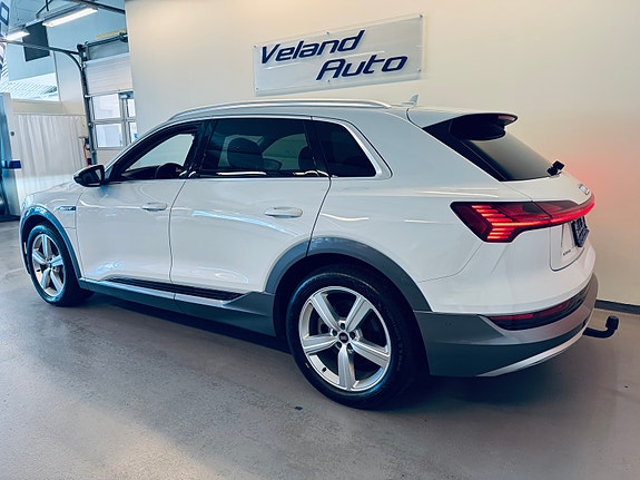 Audi e-tron 4 of 5
