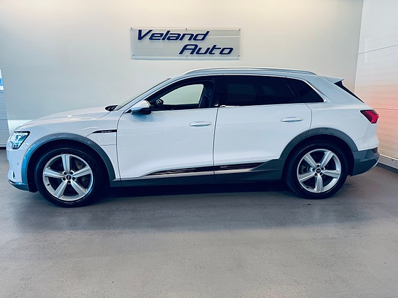 Audi e-tron 3 of 5