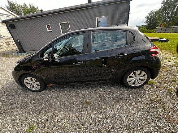 Peugeot 208 2 of 6