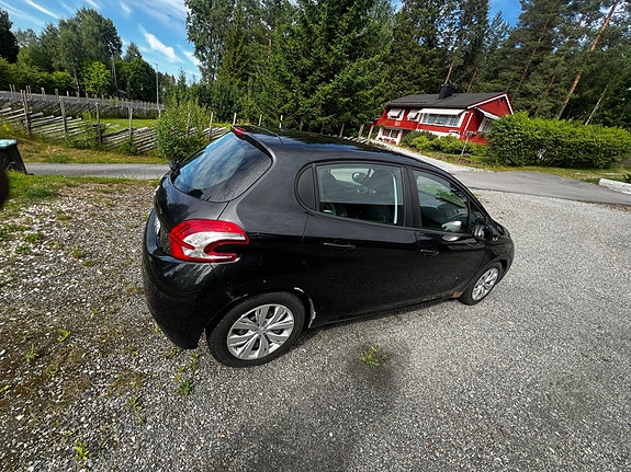 Peugeot 208 4 of 6