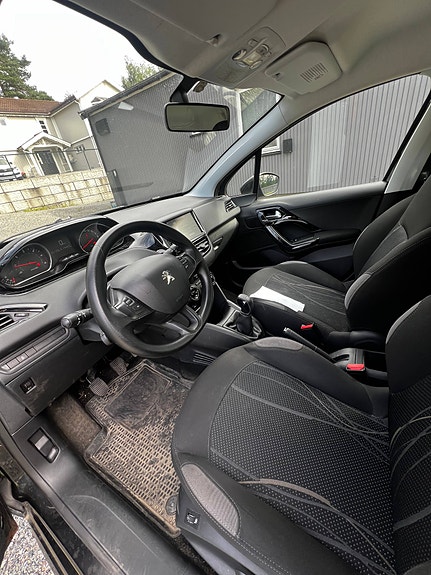 Peugeot 208 3 of 6