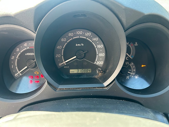Toyota HiLux 4 of 5