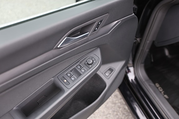 Volkswagen Golf VIII 5 of 5