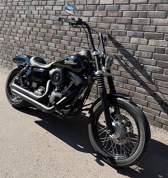 Harley-Davidson FXDB Dyna Street Bob 3 of 5