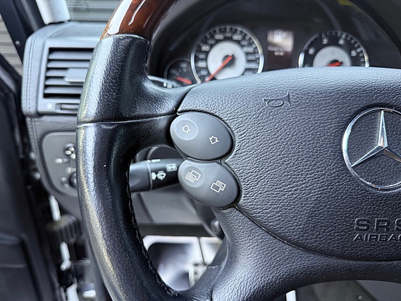Mercedes-Benz G55 18 of 30