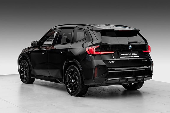 BMW iX1 5 of 28