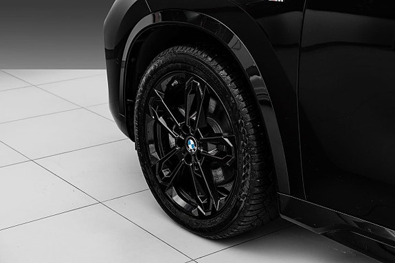 BMW iX1 7 of 28