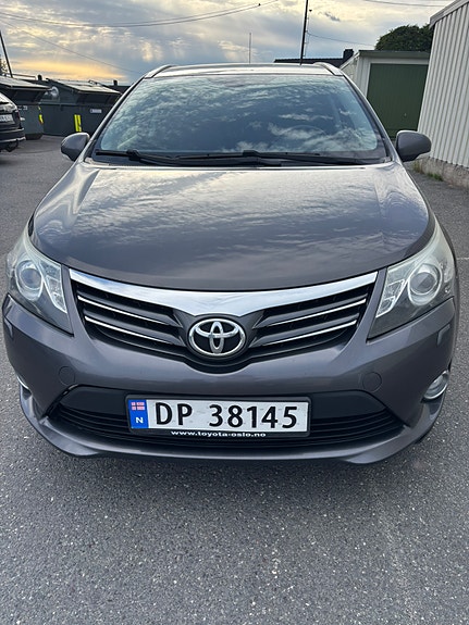 Toyota Avensis 2 of 5