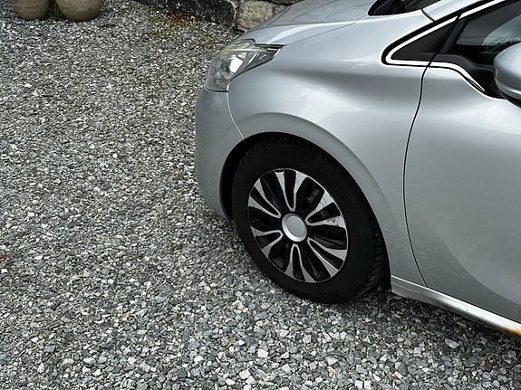 Peugeot 208 27 of 28