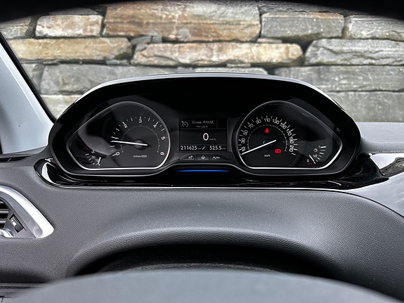Peugeot 208 24 of 28