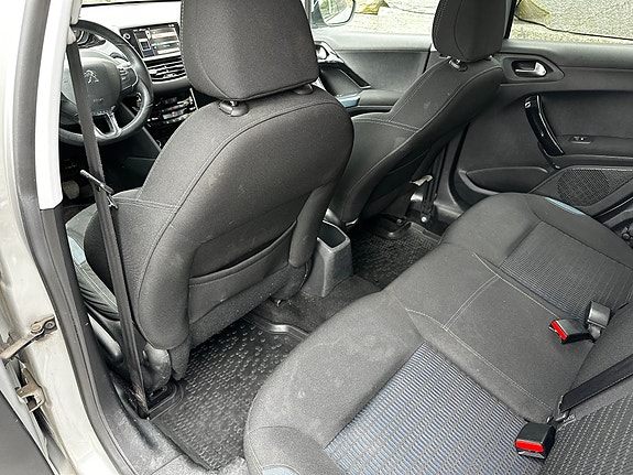Peugeot 208 26 of 28