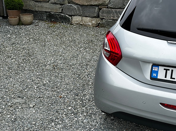 Peugeot 208 13 of 28