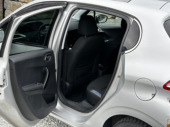 Peugeot 208 25 of 28