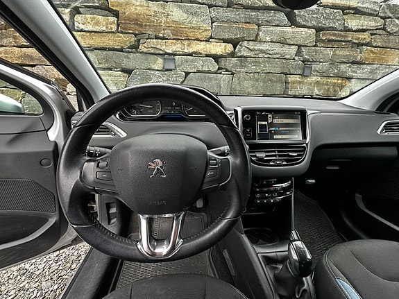 Peugeot 208 23 of 28