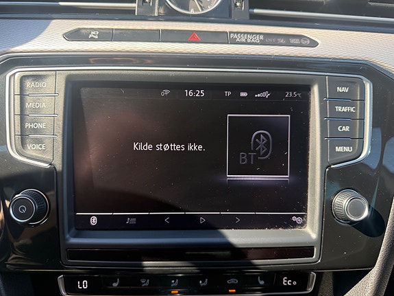 Volkswagen Passat 19 of 30