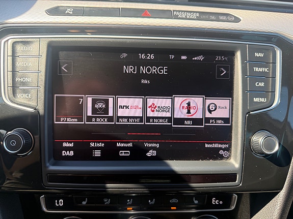 Volkswagen Passat 21 of 30