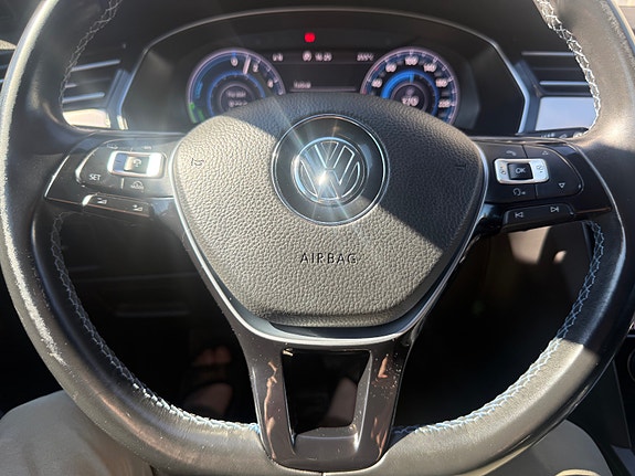 Volkswagen Passat 13 of 30