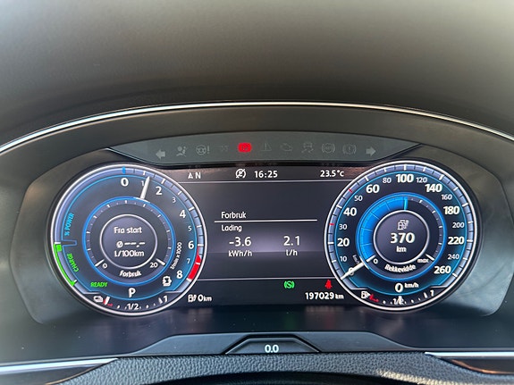 Volkswagen Passat 12 of 30