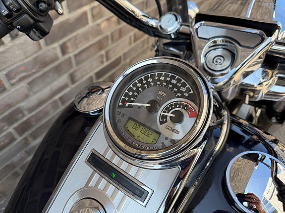 Harley-Davidson ROAD KING CLASSIC FLHRC 5 of 5