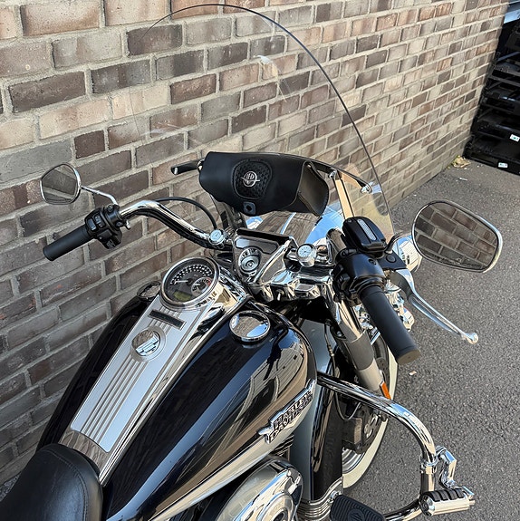Harley-Davidson ROAD KING CLASSIC FLHRC 4 of 5