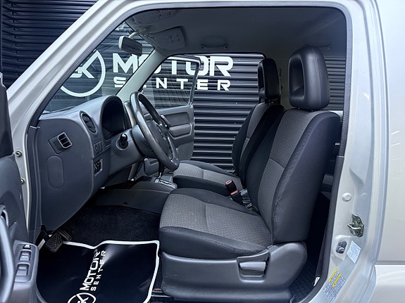 Suzuki Jimny 17 of 30