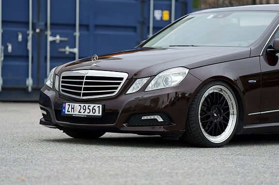 Mercedes-Benz E200 2 of 18