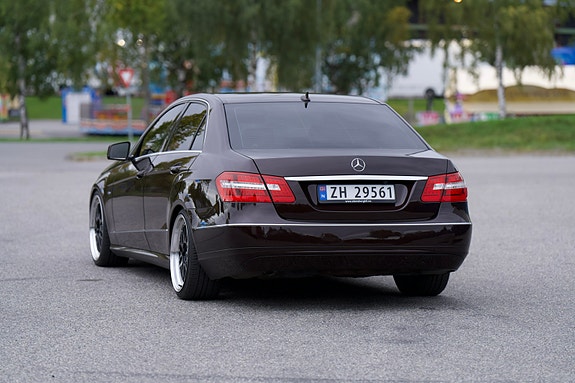 Mercedes-Benz E200 8 of 18