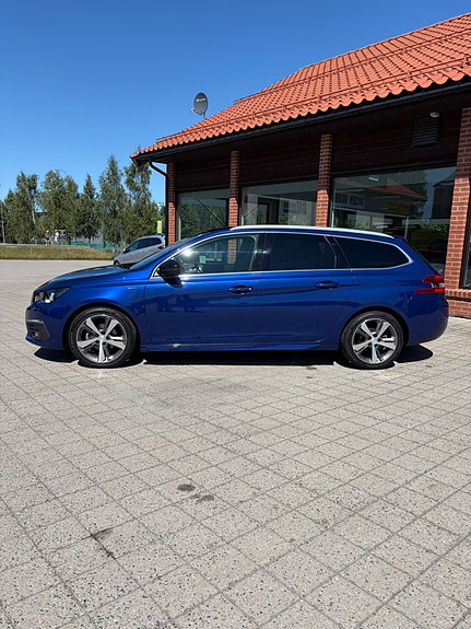 Peugeot 308 SW 2 of 5