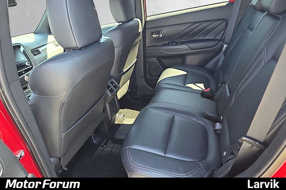 Bakseter i svart skinn med god komfort og barnesikring ISOFIX.