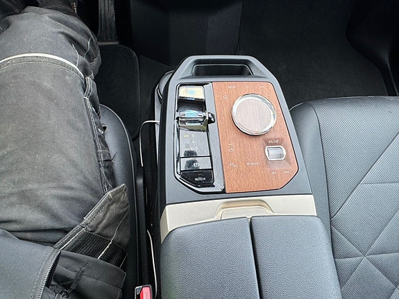 BMW iX 14 of 26
