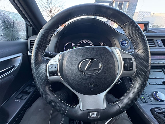 Lexus CT200h 11 of 30