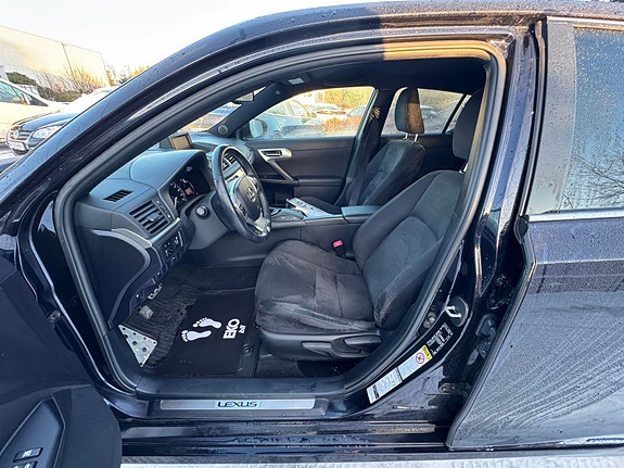 Lexus CT200h 9 of 30