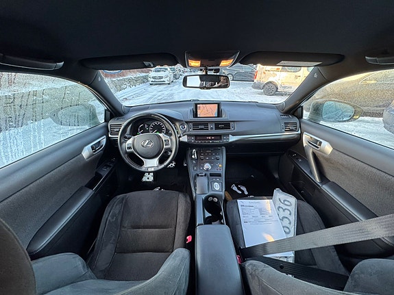 Lexus CT200h 17 of 30