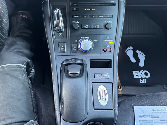 Lexus CT200h 18 of 30