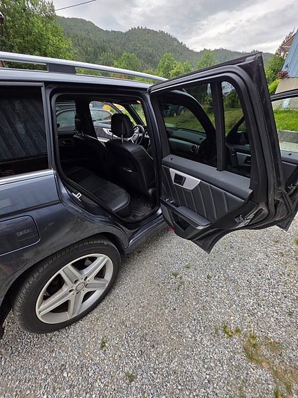 Mercedes-Benz GLK220 9 of 17