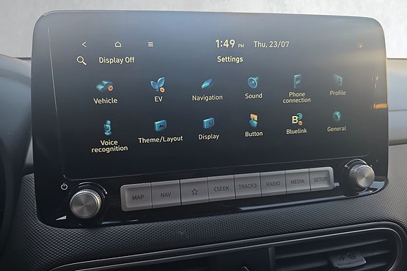 Stor touchscreen med navigasjon og hyppige oppdateringer.
