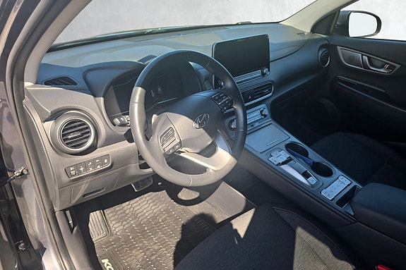 Moderne ratt med varme, smart skjerm og automatgir.