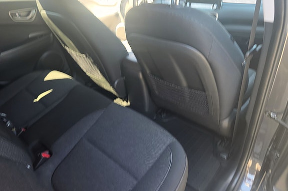 Romslige bakseter med barnesikringslås og seatbelts.