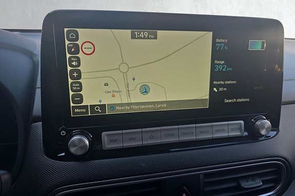 Navigasjon med kartvisning og batteristatus for elbilreisen.