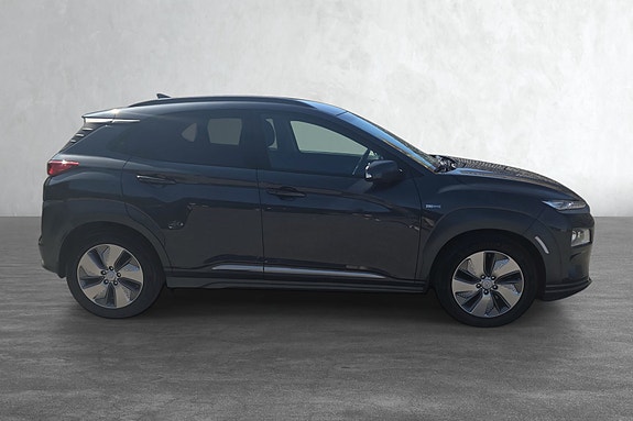 Sleek sideprofil med vinterhjul og aerodynamisk design.