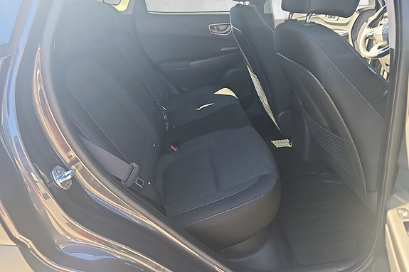 Bakseter med varme, ISOFIX og behagelig tekstiltrekk.