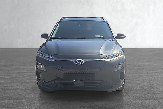 Grå SUV med stilren front, LED-lys og adaptiv cruisekontroll.