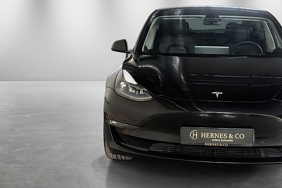 Tesla Model 3 4 of 5