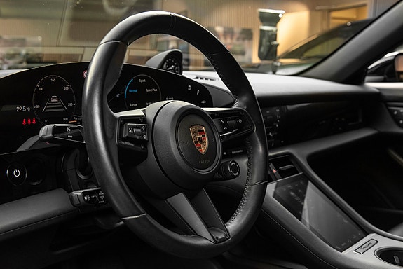 Porsche Taycan Cross Turismo 16 of 30