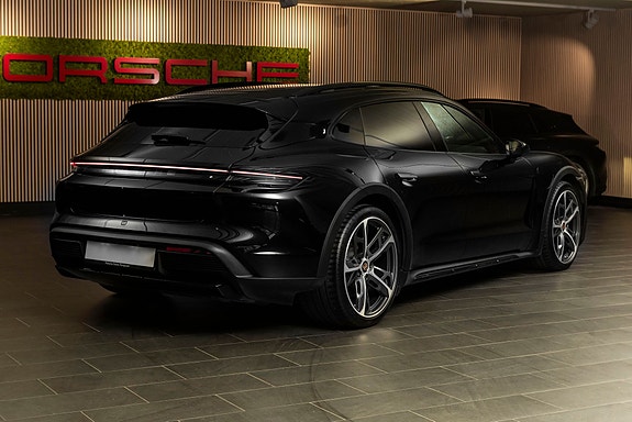 Porsche Taycan Cross Turismo 8 of 30